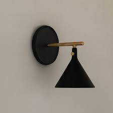 applique-murale-noir-minimaliste-menu-cast-sconce-wall-lamp