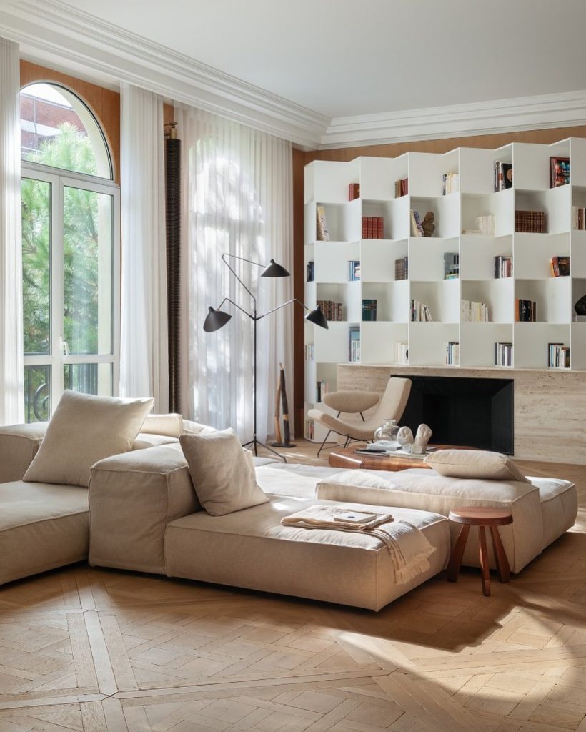 Une bibliothèque sur mesure : une œuvre géométrique saisissante