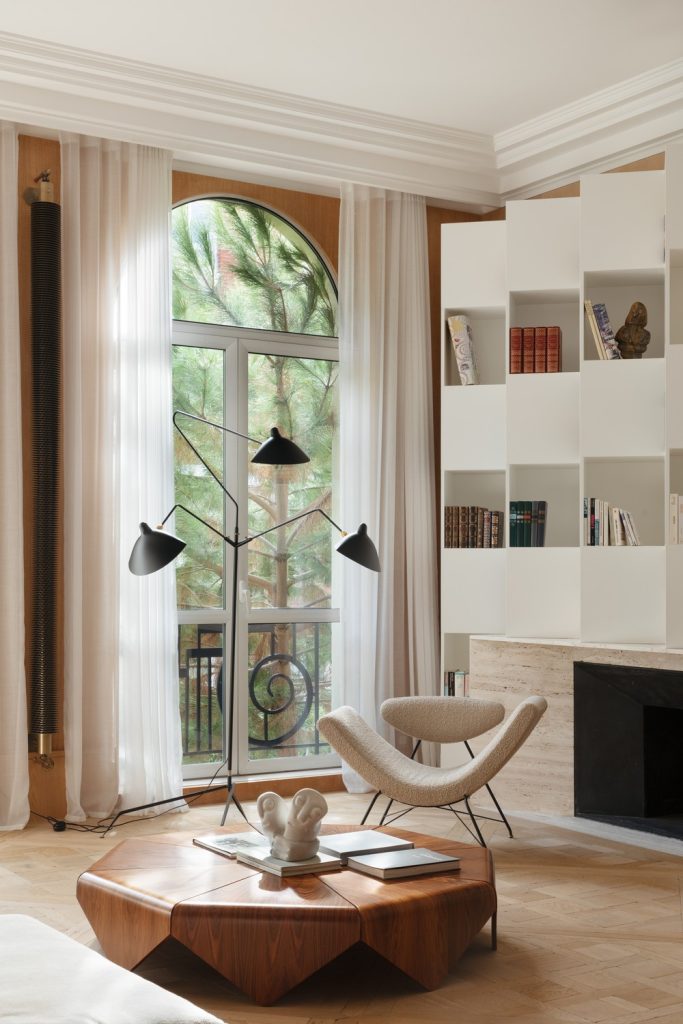 Une bibliothèque sur mesure : une œuvre géométrique saisissante