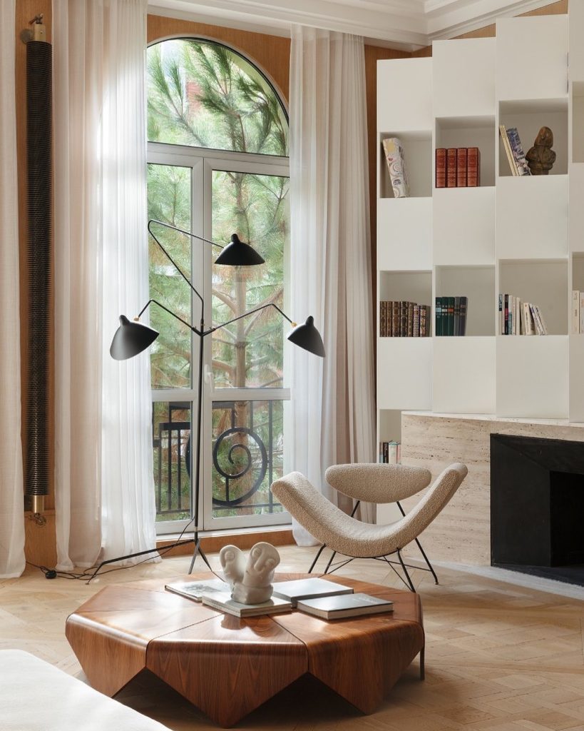 Une bibliothèque sur mesure : une œuvre géométrique saisissante